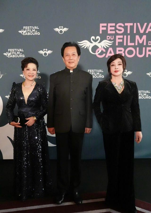 刘晓庆这次不再“扮嫩”，气质真的不错，可我还是觉得左边的王馥荔气质更胜她一筹呢，
