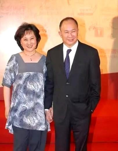 看吴宇森这段经历，真会沉一下。
2012年，他查出淋巴癌中期，为了去美国治病，连