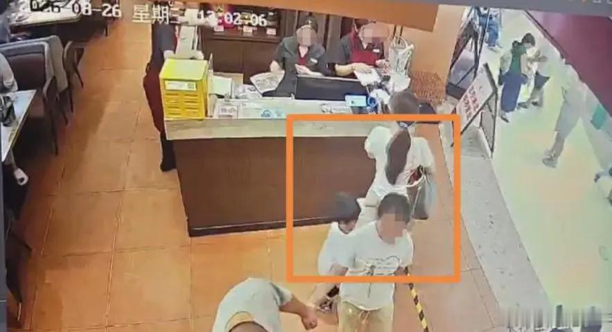 流量上桌，人情退场·默斋主人原创杂文一餐饭的须臾磕碰，一场孩童的无心失衡。长沙餐