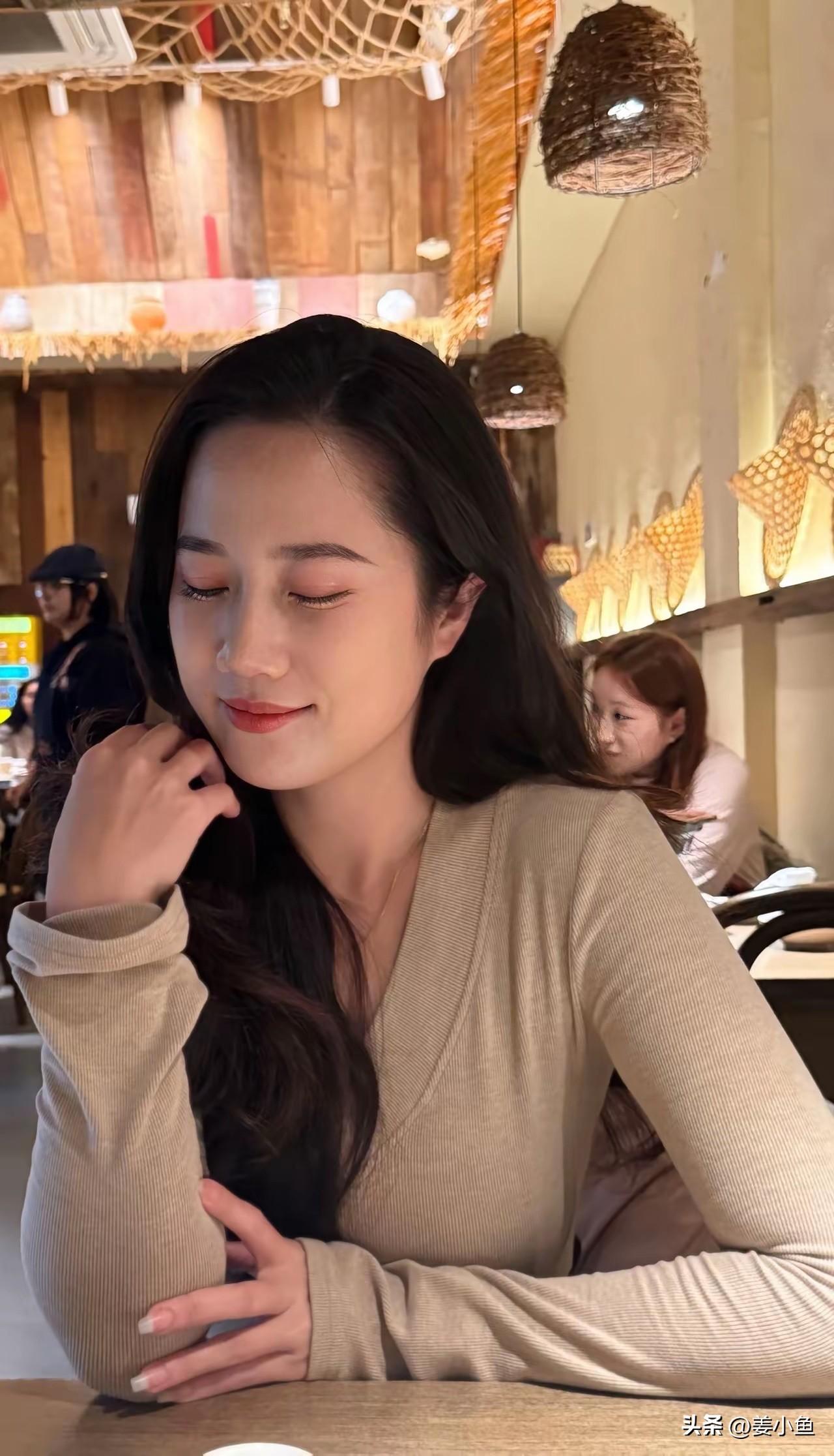 我喜欢“行到水穷处，坐看云起时”。这句诗有一种闲适淡然的意境。在生活里，我们常常