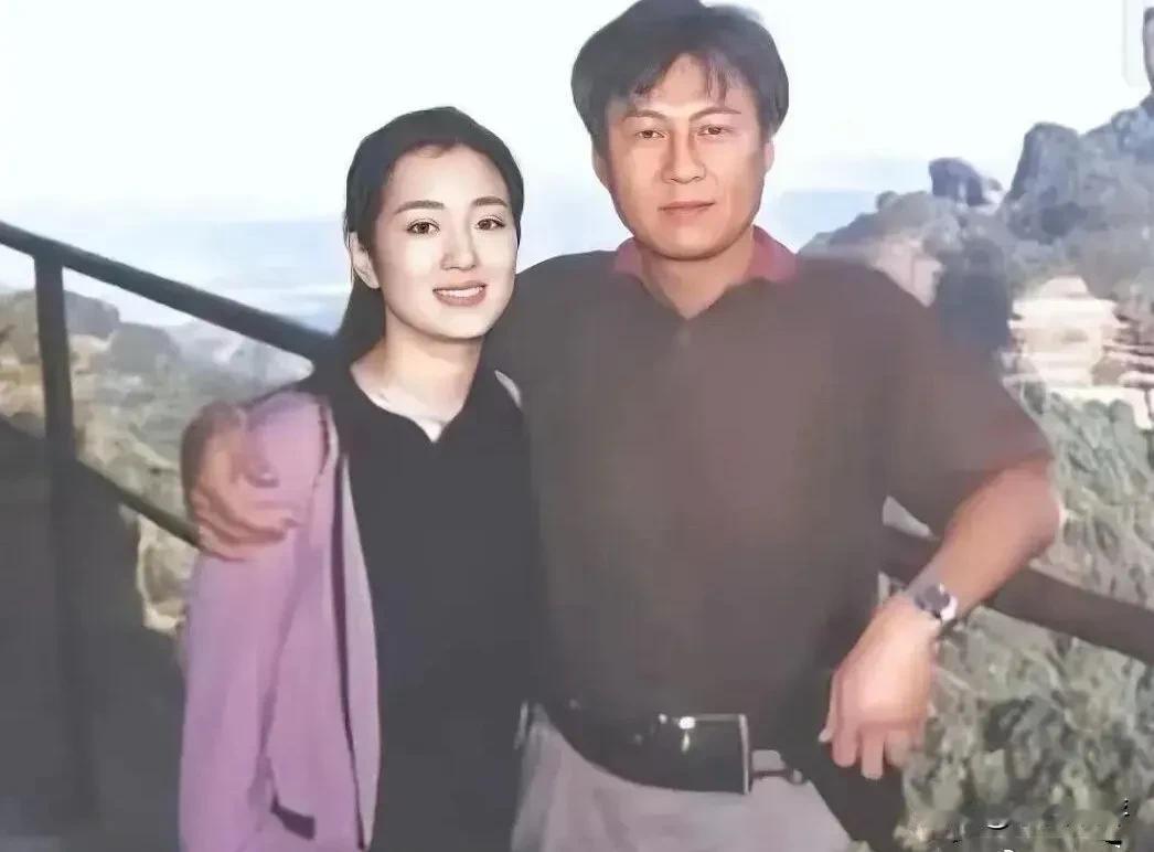 巩俐和她的第一任丈夫的合照。1996年，巩俐与新加坡籍商人黄和祥结婚。黄和祥当时