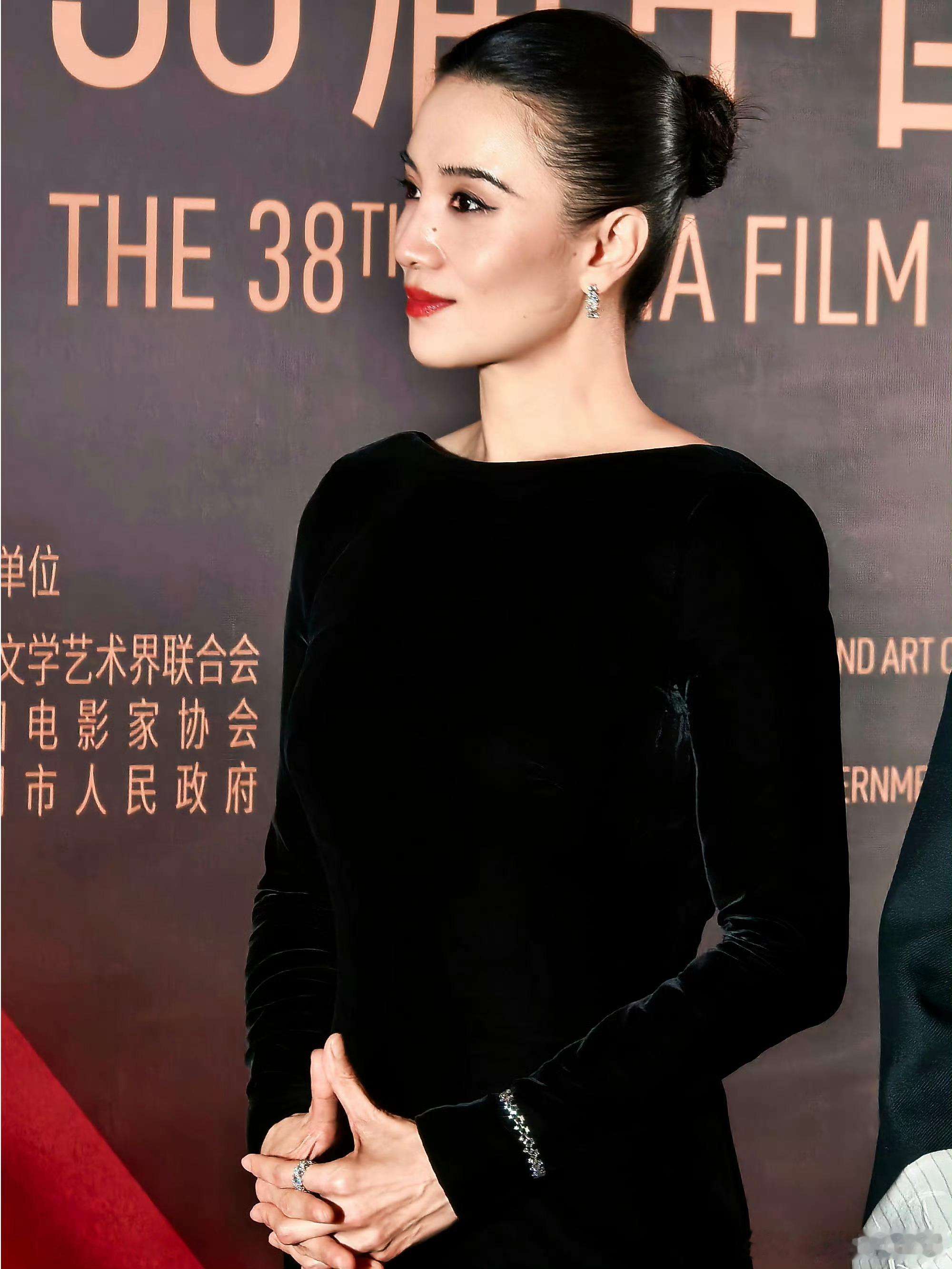 金鸡红毯环节简直像开启了明星连连看模式，刚认出《好东西》剧组的邵艺辉和钟楚曦，转