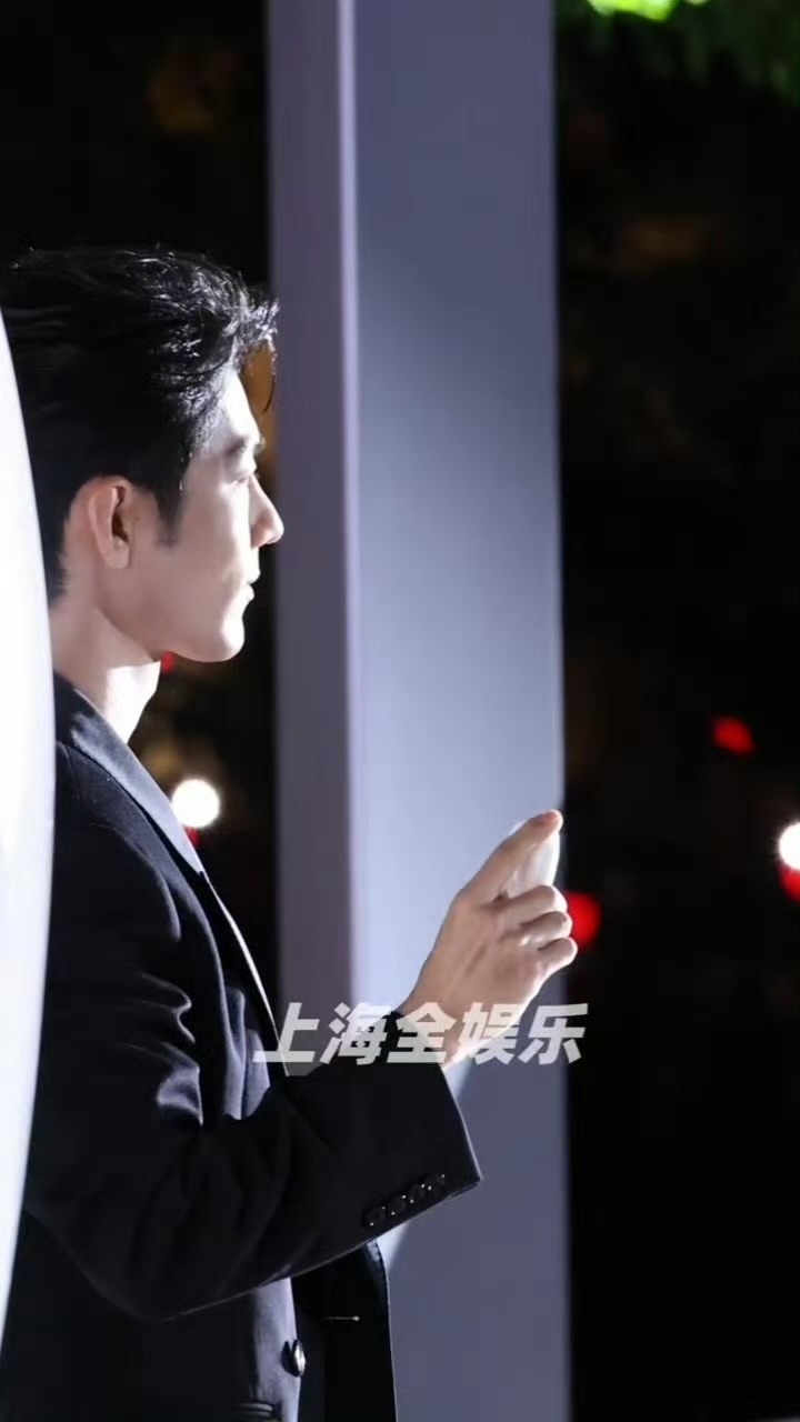 肖战肖战看到红海的反应♡♡———   𝐱 𝐳. 𝟏𝟎𝟎𝟓♡⃛   —