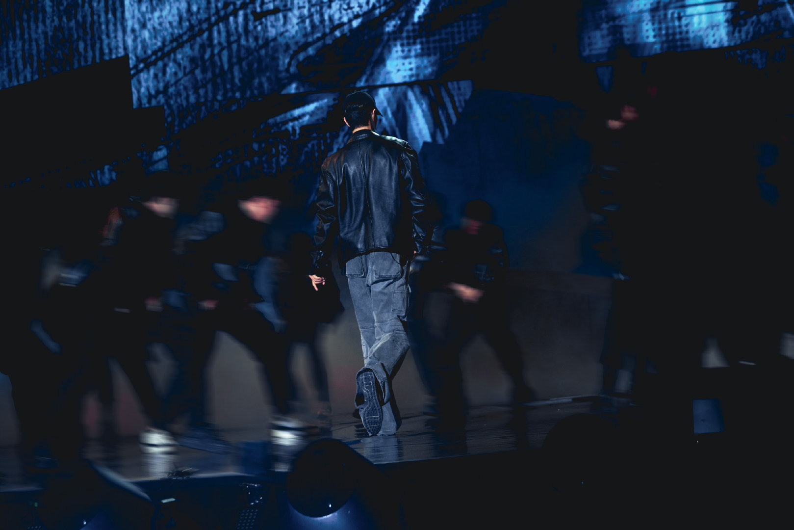 肖战今晚东方卫视跨年舞台见肖战卷毛造型肖战今晚东方卫视跨年舞台见，期待住了 