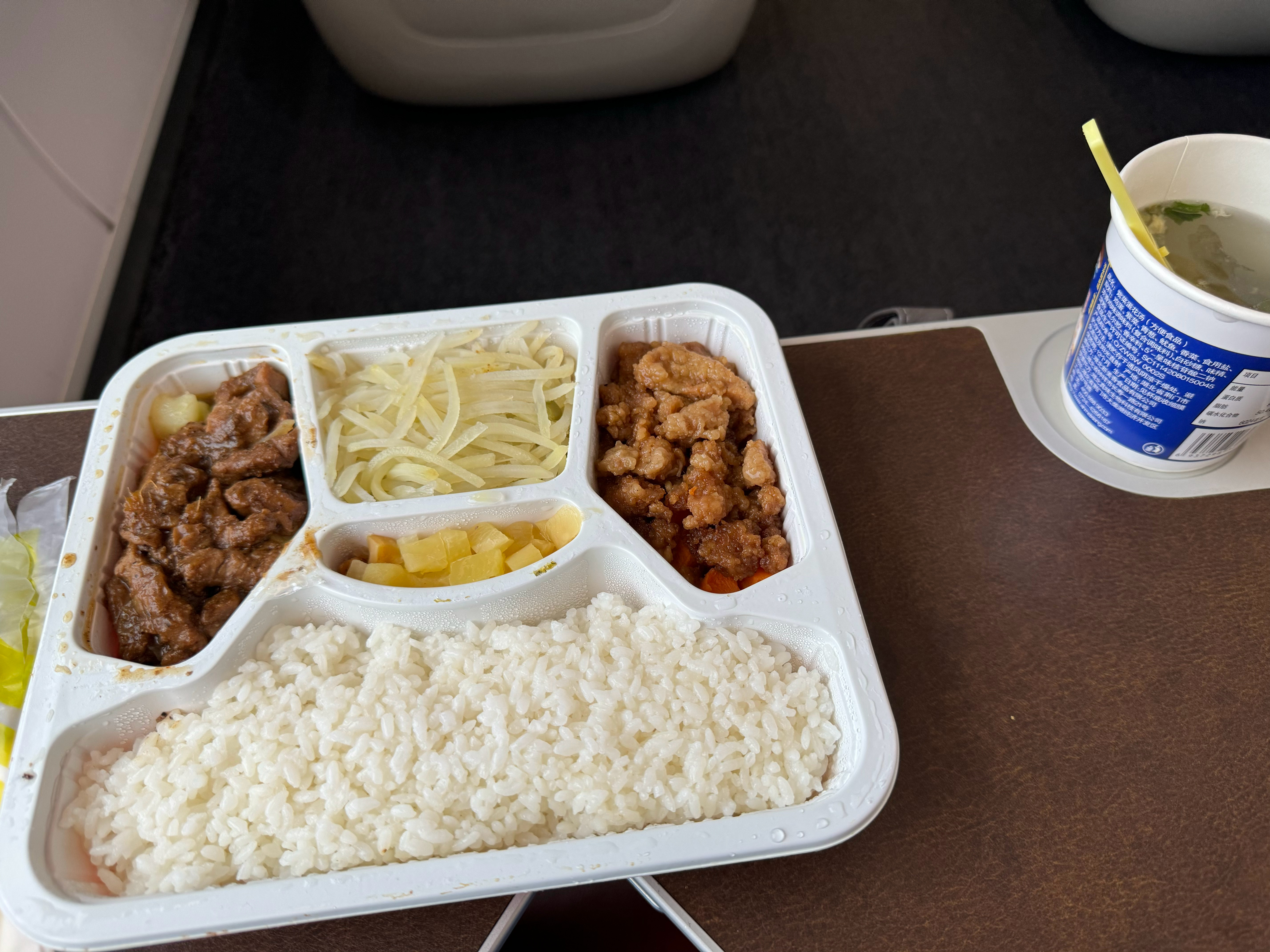 高铁商务餐感觉比飞机经济舱的饭要好吃那么一丢丢[笑cry] ​​​
