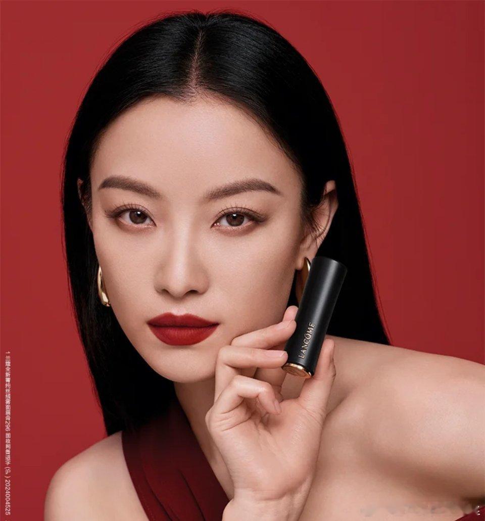 倪妮真的好适合浓妆艳抹，这大红唇不但斩男还斩女 ​​​
