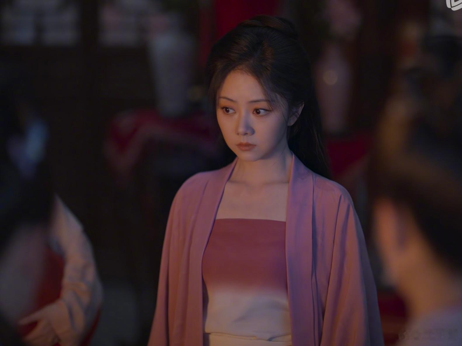 许兰香大婚之夜这件衣服我本来觉得还行，弹幕有人来了句“好像北极贝”这谁能绷住啊[