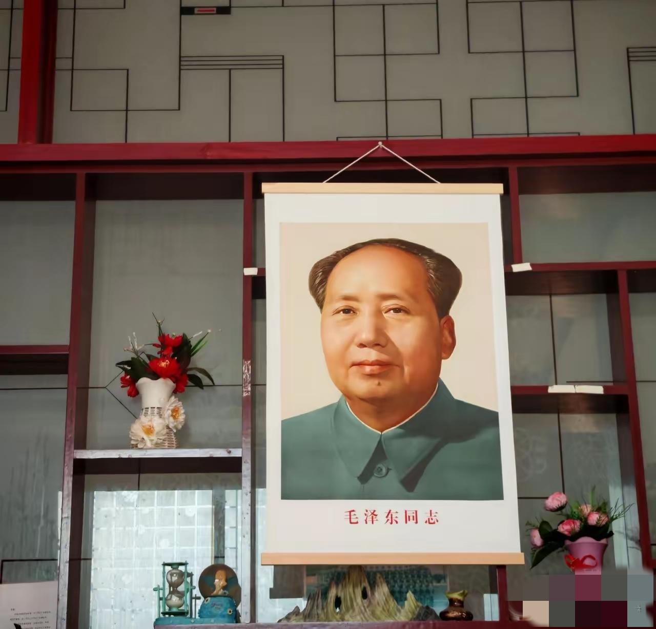家里挂着毛主席画像一个多月，我却发现一个让人心酸的现象，来往客人明明看得见，却没