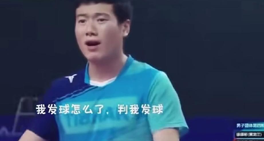 大胖梁靖崑名场面，太搞笑了！
赛场上，大胖因为发球，被裁判罚黄牌，大胖疑惑一边走
