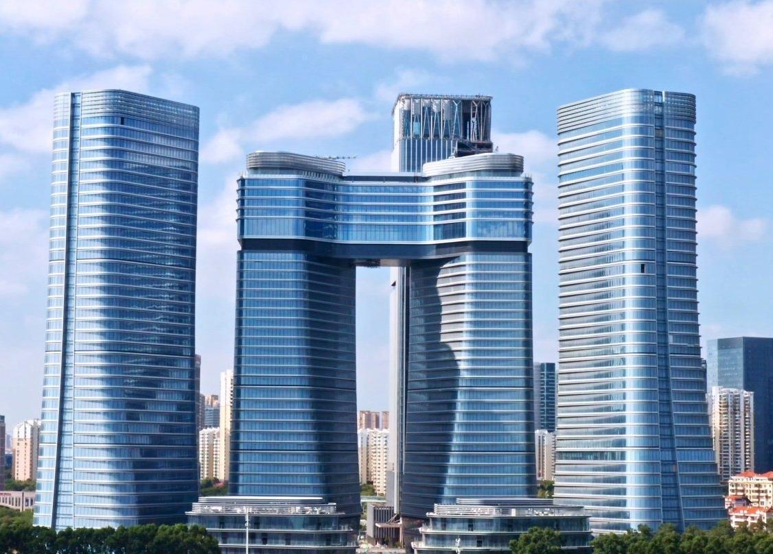 厦门景色宜人，就连建筑也别具韵味。在厦门地铁二号线两岸金融中心站周边，几栋美观大