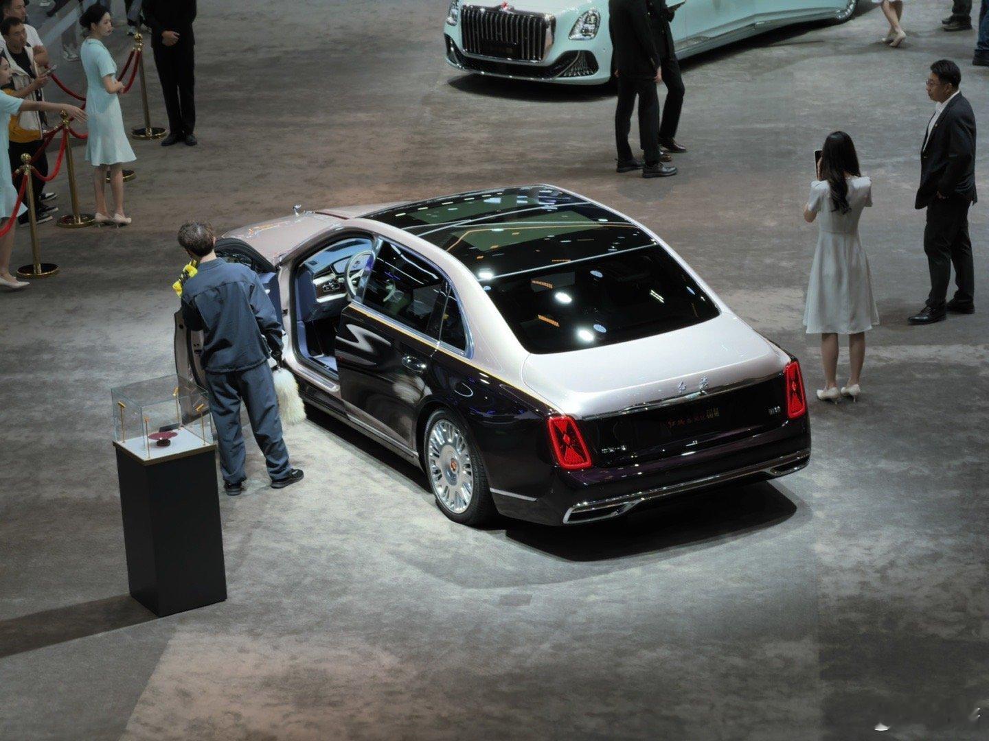 每次车展我都会拍几张红旗的照片，但从来也没机会离进去离近点看，也不知道为啥从小就