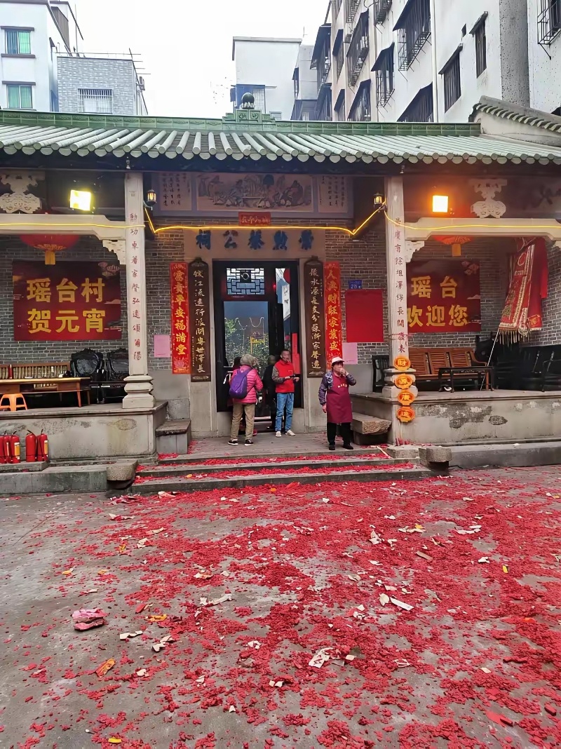 想要赚到钱，就把自己打造成一个金钱喜欢的人。你要性格开朗、情绪稳定，三观正常，做