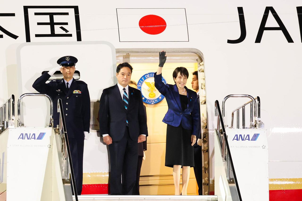 3月18号晚上，高市早苗笑容满面地登上了专机，准备启程前往美国会见特朗普。这次访