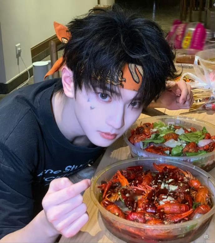 穆祉丞发大合照了 穆祉丞高会更新吃小龙虾了🦞🦞 