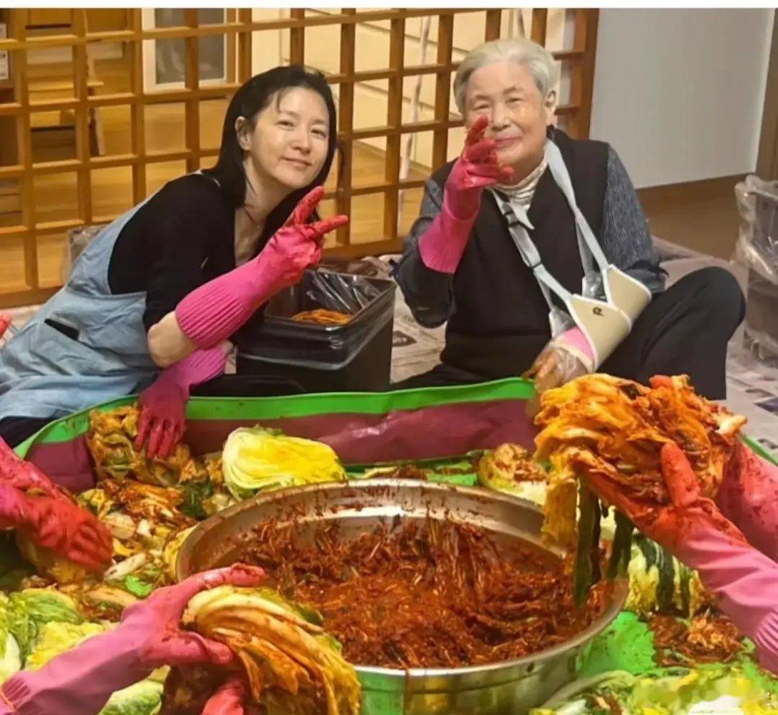 连“大长今”李英爱也逃不过腌泡菜[摊手][摊手]这玩意儿当正餐不咸嘛 