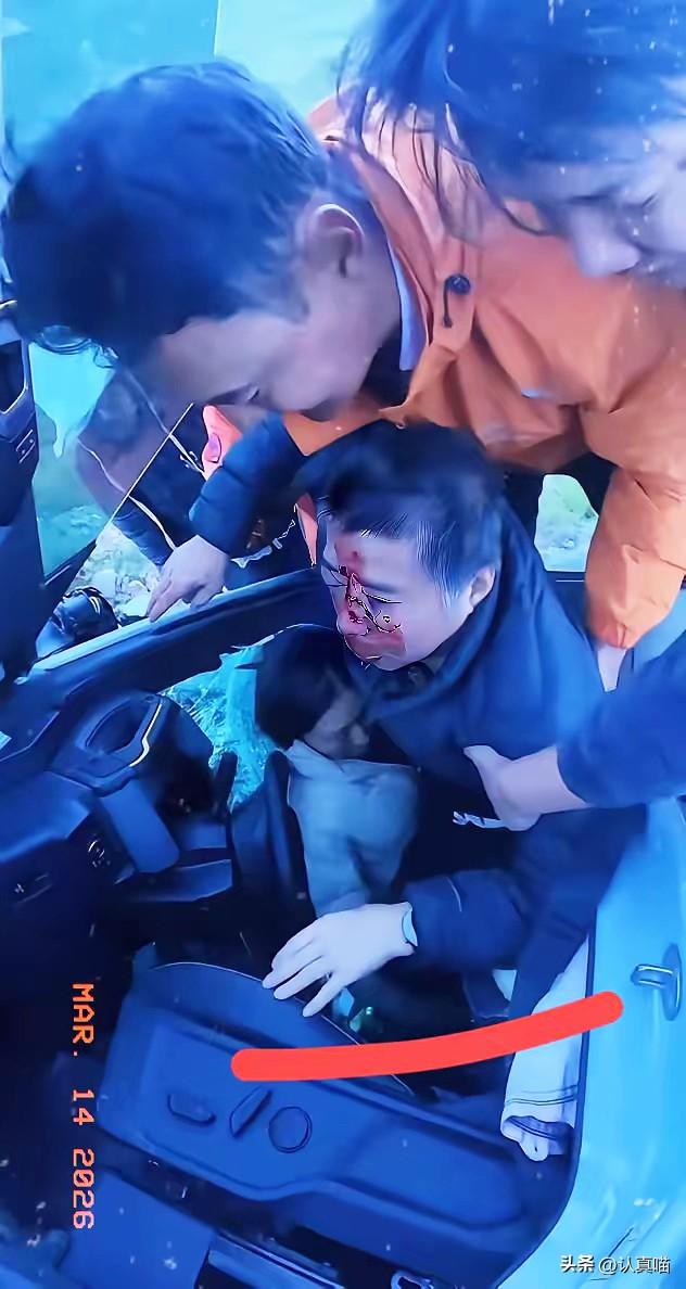 泪目了！在4500米的孜珠寺，一个平凡举动看哭无数人。

一名男子正在刷牙，突然