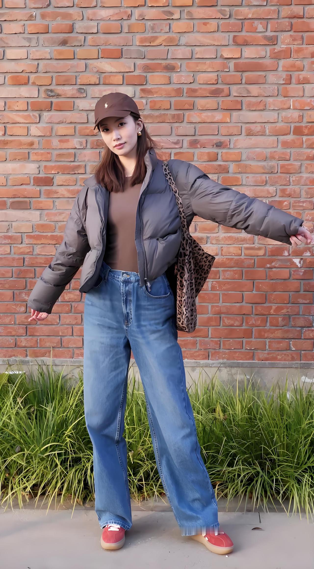 复古潮流穿搭指南：棕色棒球帽+宽松牛仔裤，轻松凹造型！