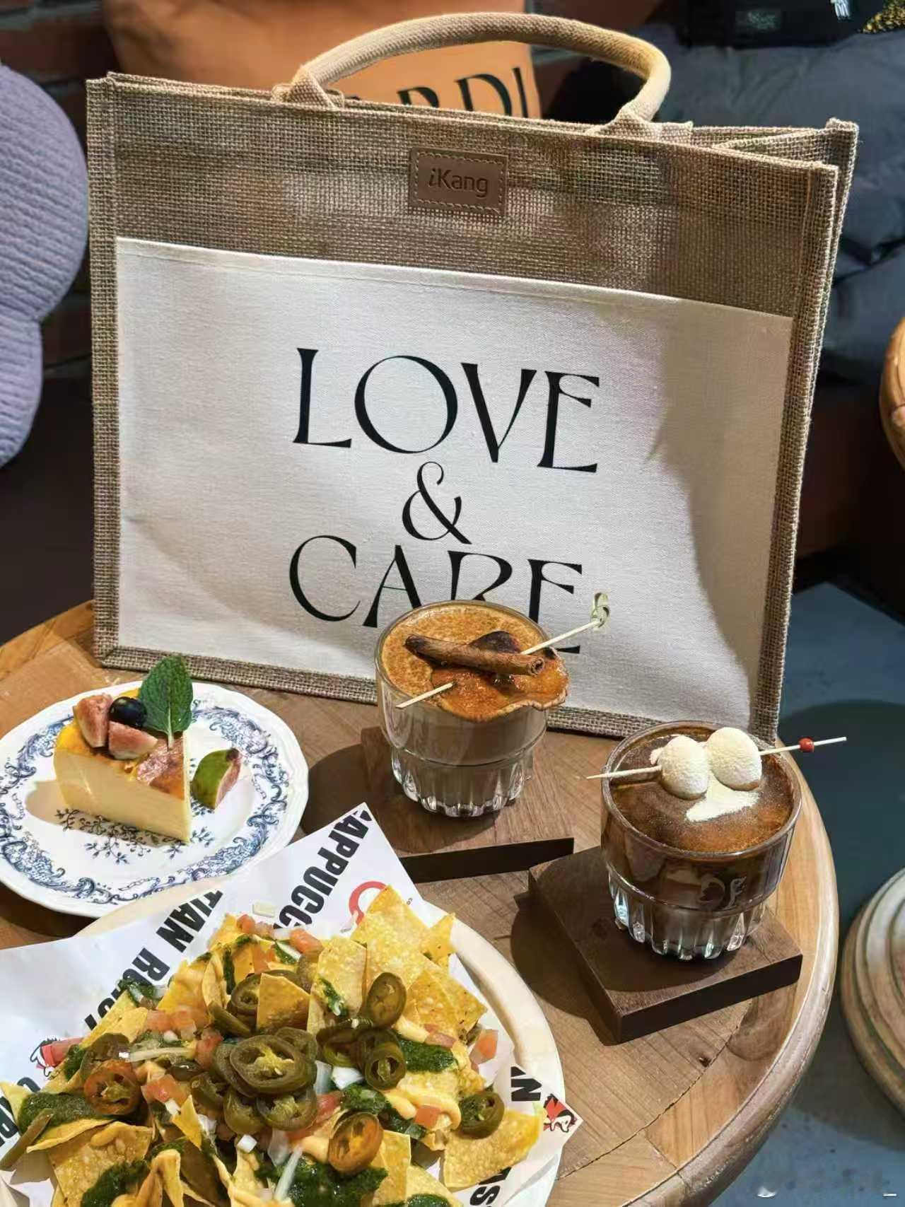 一开始是冲着爱康君安的专业服务去的，没想到最后被一只包圈了粉。它的设计简约不简单