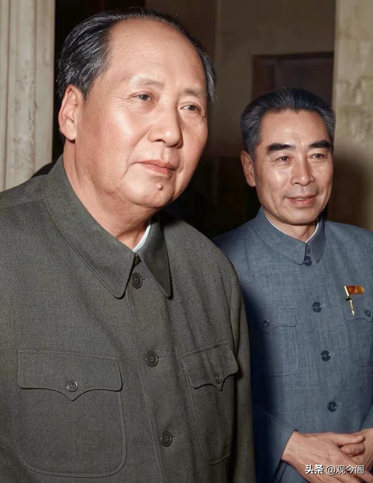 伟人与周 总 理 并肩会见外宾。一人目光深邃如海，气吞山河；一人身姿清 癯温润，