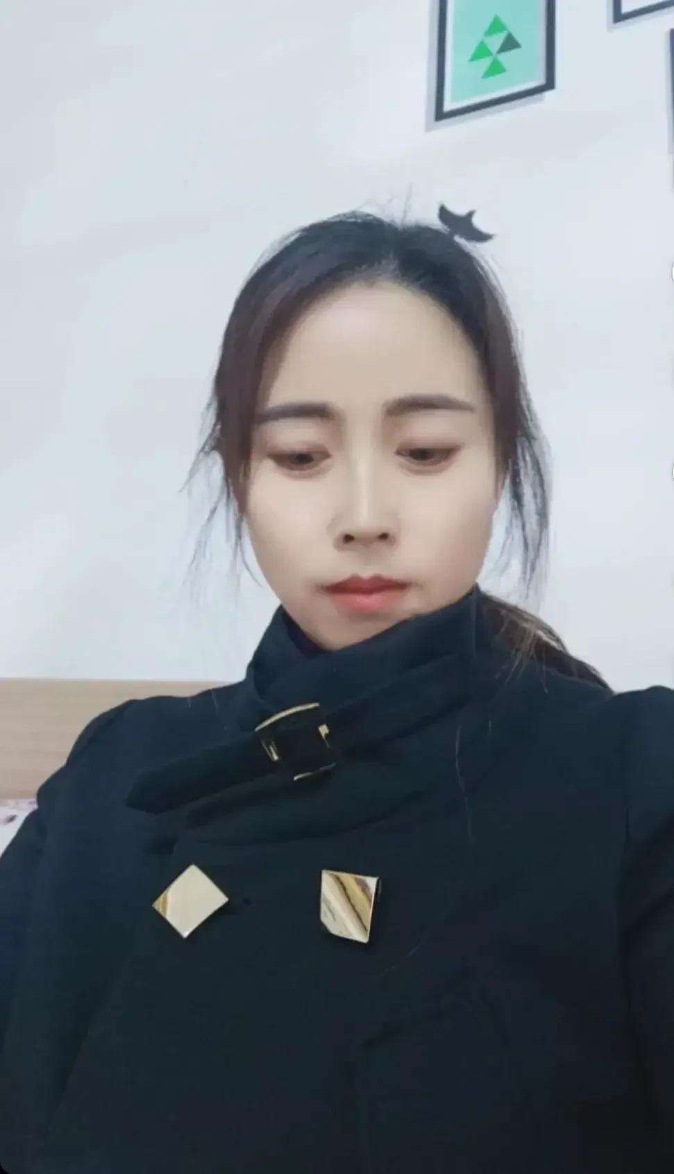 社会潜规则:
存款10万的坐公交车上班
存款20万的骑电瓶车上班
存款30万的开