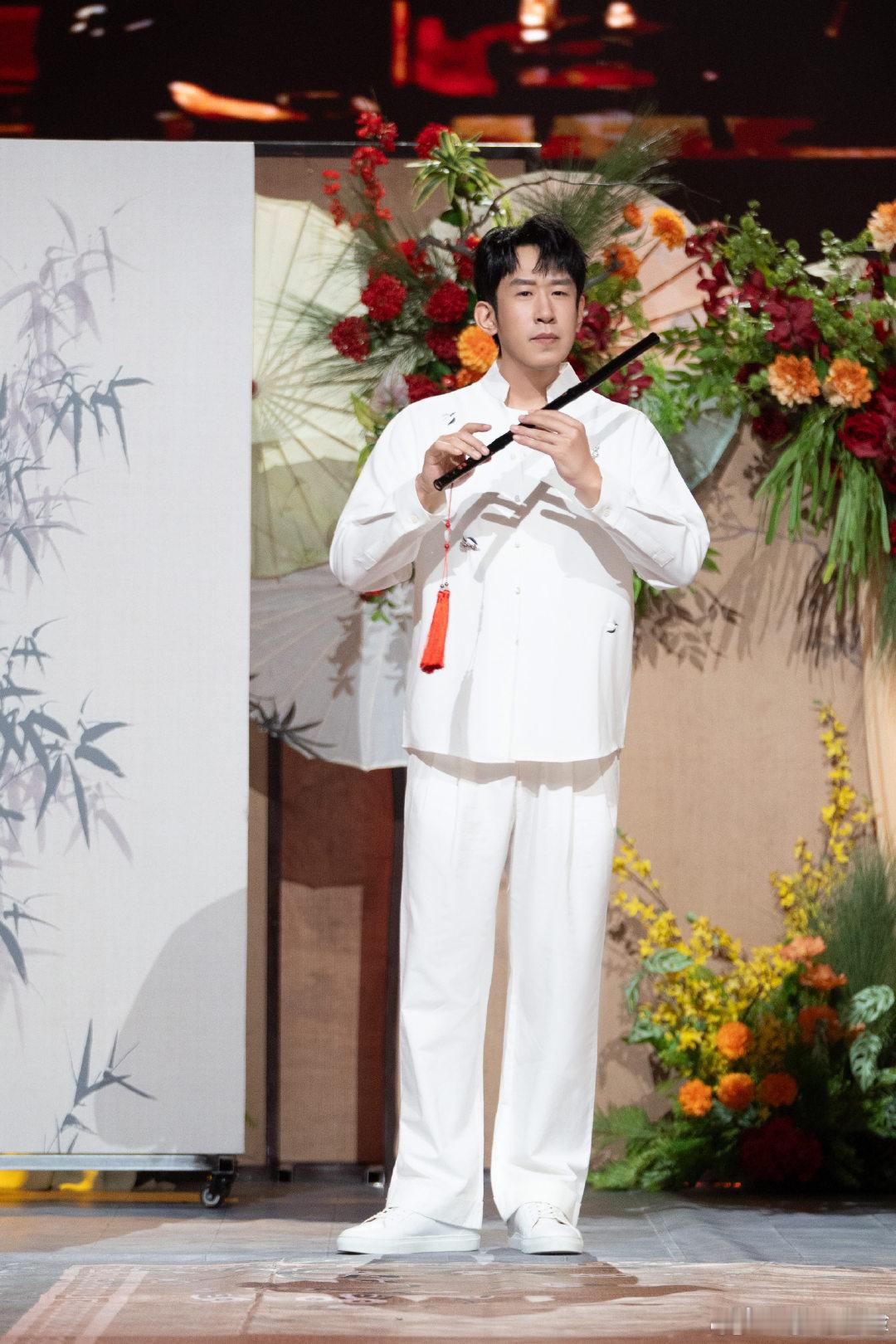 于洋背后抱李雪琴  于洋、李雪琴需要情景演绎霸气型表白，于洋一上场就二话不说背后