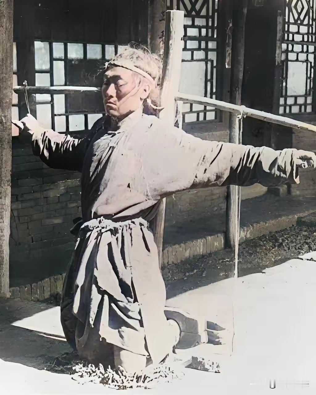 过去对犯了错误的人，惩罚的手段是很严厉的，画面中的这个人，也不知道是犯了什么样的