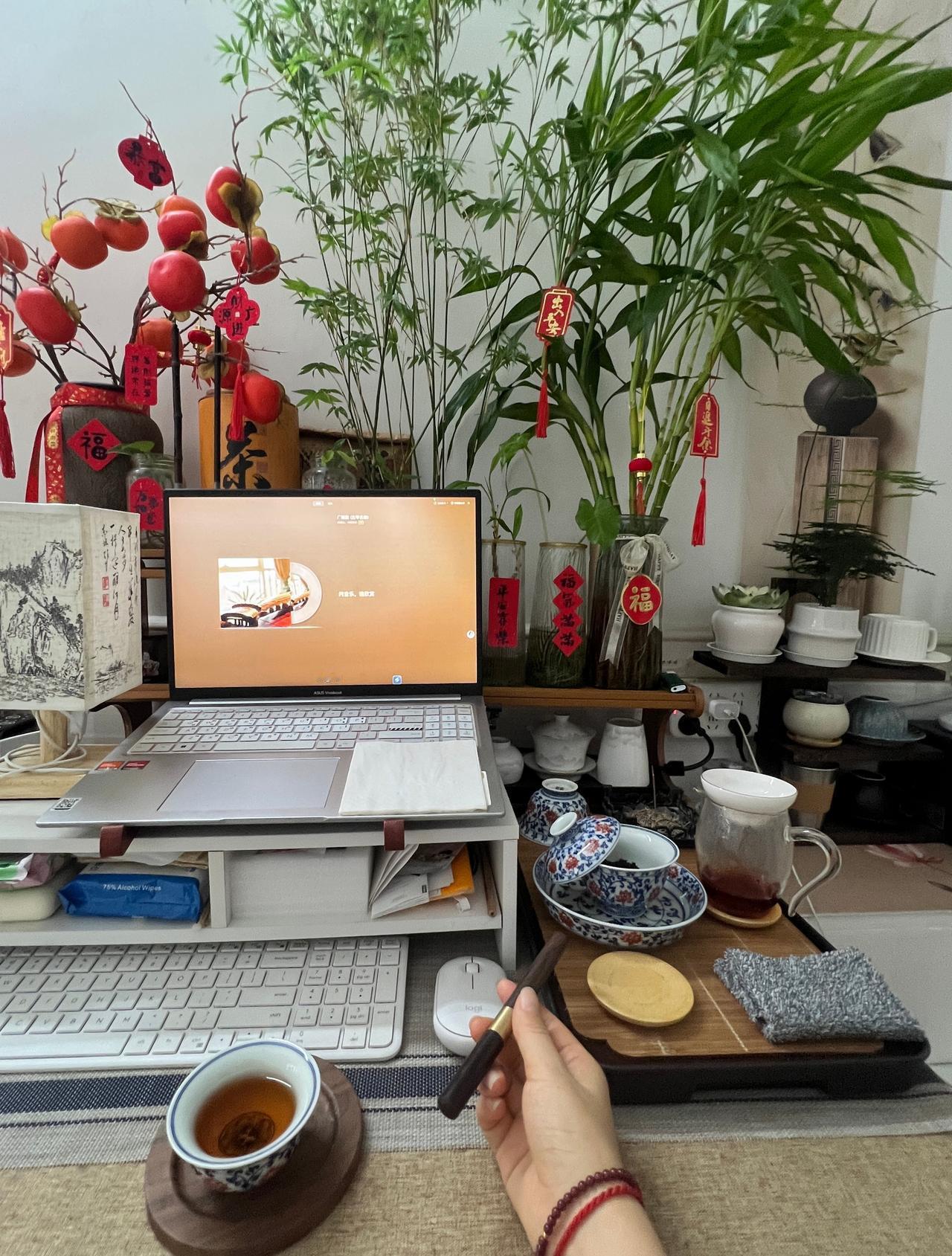 案有竹，室有香，杯有茶，心自安。
在烟火日常里，偷得浮生半日闲。偷得浮生半日闲超