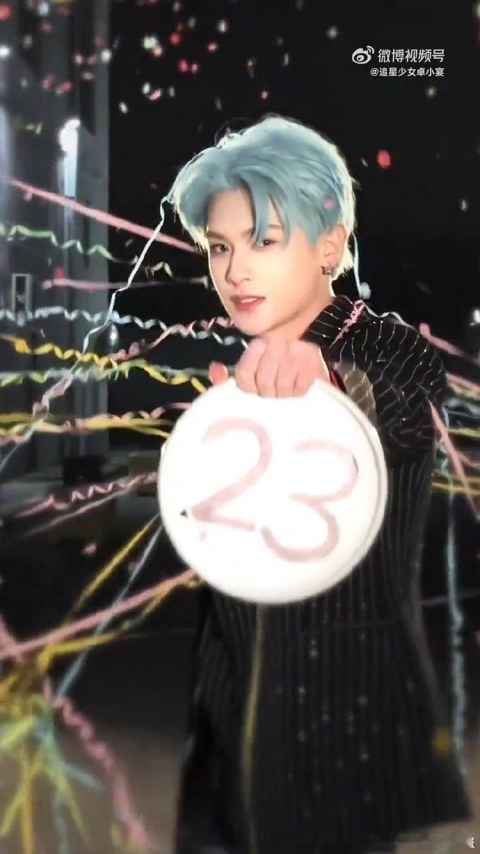 黄明昊23岁生日转场  杨超越为黄明昊庆生 黄明昊生日转场，配上杨超越的可爱评论