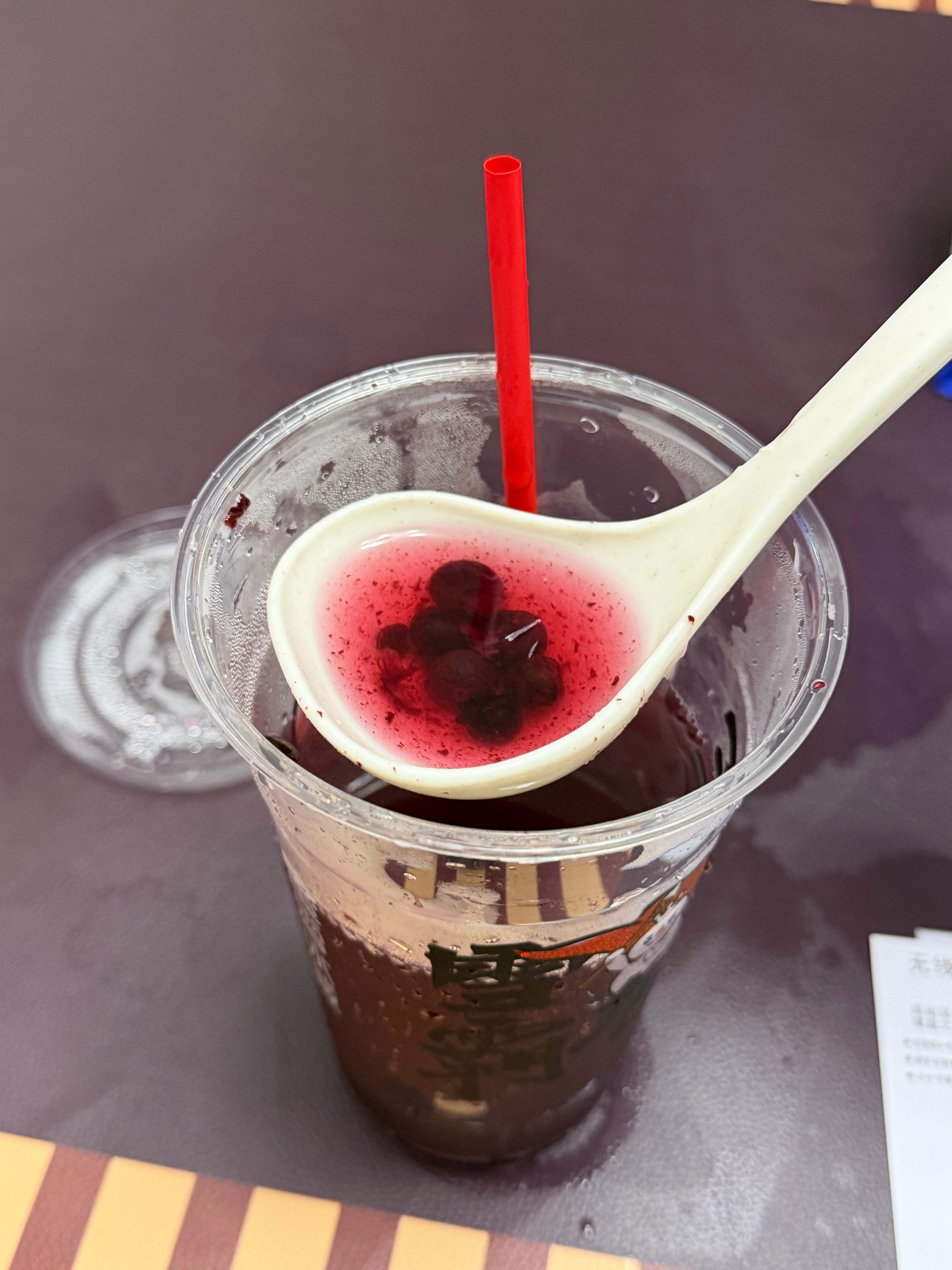 点了杯蜜雪，有小料的但是给了我小吸管，于是我只能用汤勺喝… ​​​
