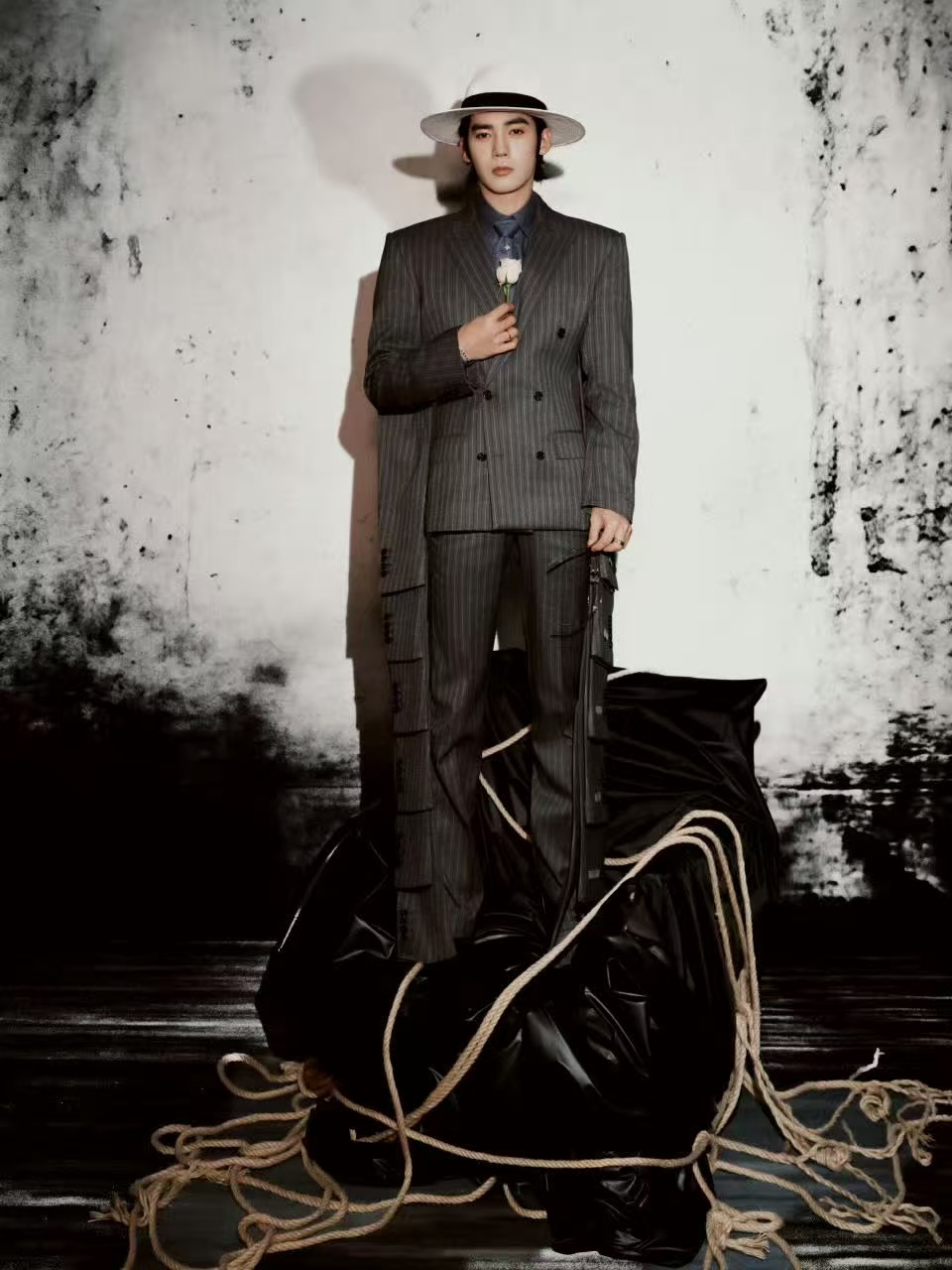 于适遮脸长发于适条纹西装于适条纹西装，帅，行呀 