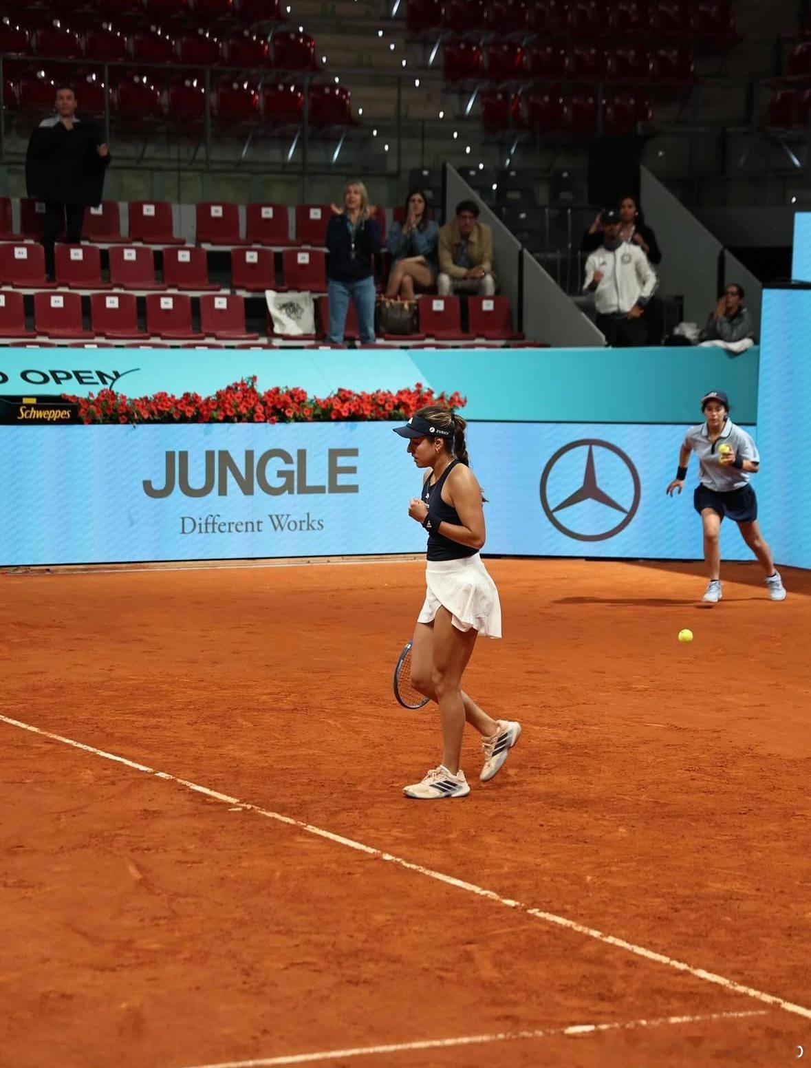 奥索里奥！赢球了！马德里1000赛第一轮，6-0/6-3击败了扎哈罗娃，重回胜利