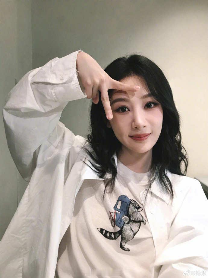 杨紫自拍祝儿童节快乐 杨紫儿童节自拍照 不废话不绕弯，杨紫儿童节自拍送祝福，愿大