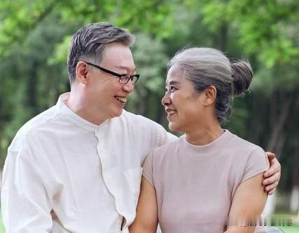 75岁夫妻离婚背后：晚年自由与温情成全，谁能读懂人心深处的遗憾