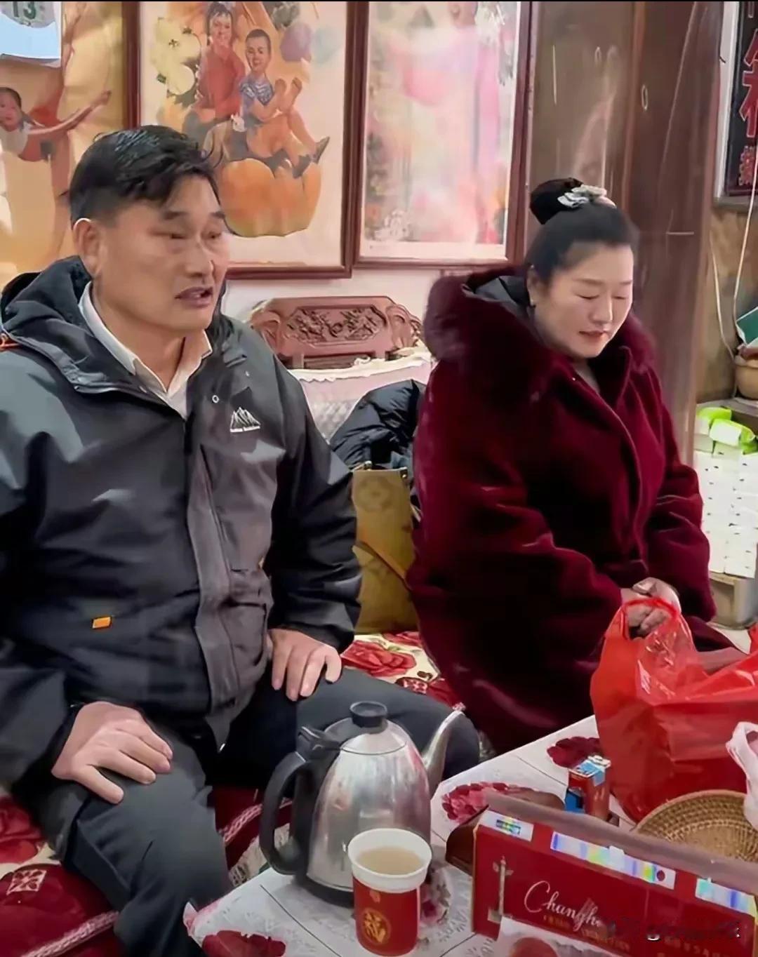 大衣哥闺女今天出嫁了！

看了视频，大衣哥站在院里，笑得满脸褶子。那眼神，是真心