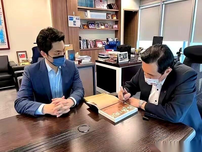 那个眼神，真的很有意思。
47岁的蒋万安，就那么直勾勾地盯着75岁的马英九。
你