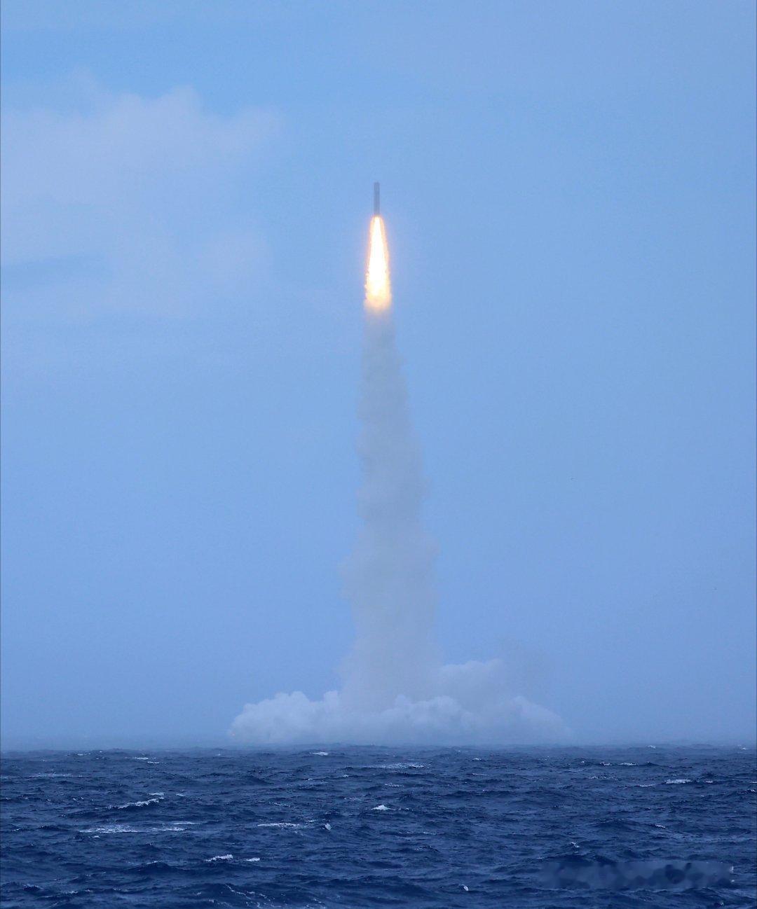 导弹出水升空瞬间潜射战略导弹试射现场画面7月6日12时01分，中国海军1艘战略核
