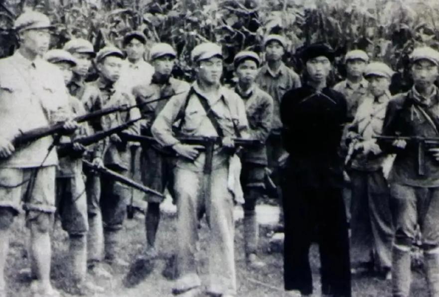 1950年，剿匪途中，一名解放军战士不幸被俘，土匪头子见他年轻，想收编他，他宁死