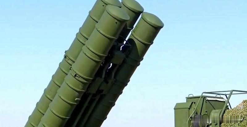 1018年新德里选择从莫斯科进口了5套S-400防空导弹并将其部署在与邻国毗邻的