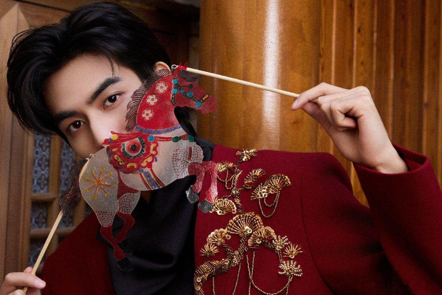 宋威龙 新郎官春晚造型🈶宋威龙🐉真的又帅，又红，又贵，又正