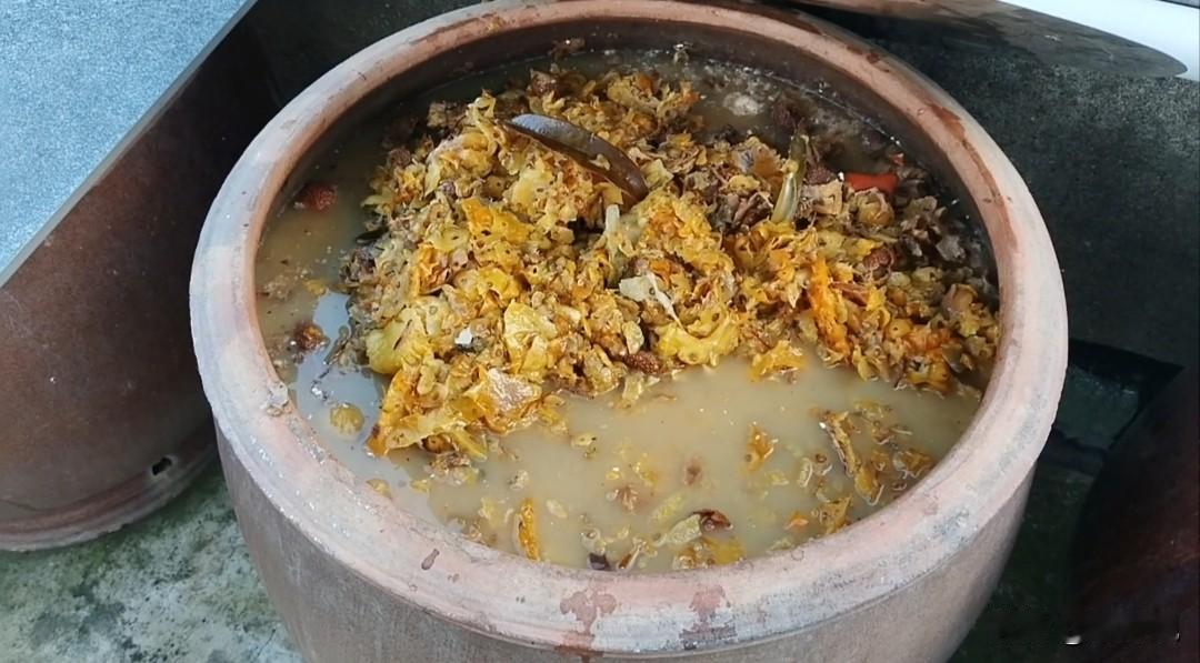 无臭发酵有机肥：巧用菠萝皮培育EM菌，轻松自制优质农家肥。
花生麸、鱼肠、鸡肠、