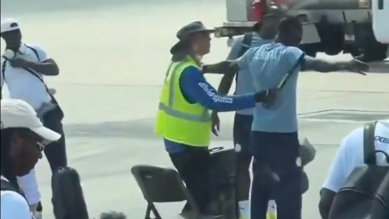 同一个世界杯，美墨待遇大不同，塞内加尔，一点也不美丽


这边塞内加尔落地美国，