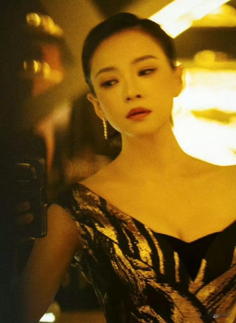 黑与金的碰撞自带强大气场，落在章子怡身上，尽显不动声色的锋芒。利落狼尾短发搭配一