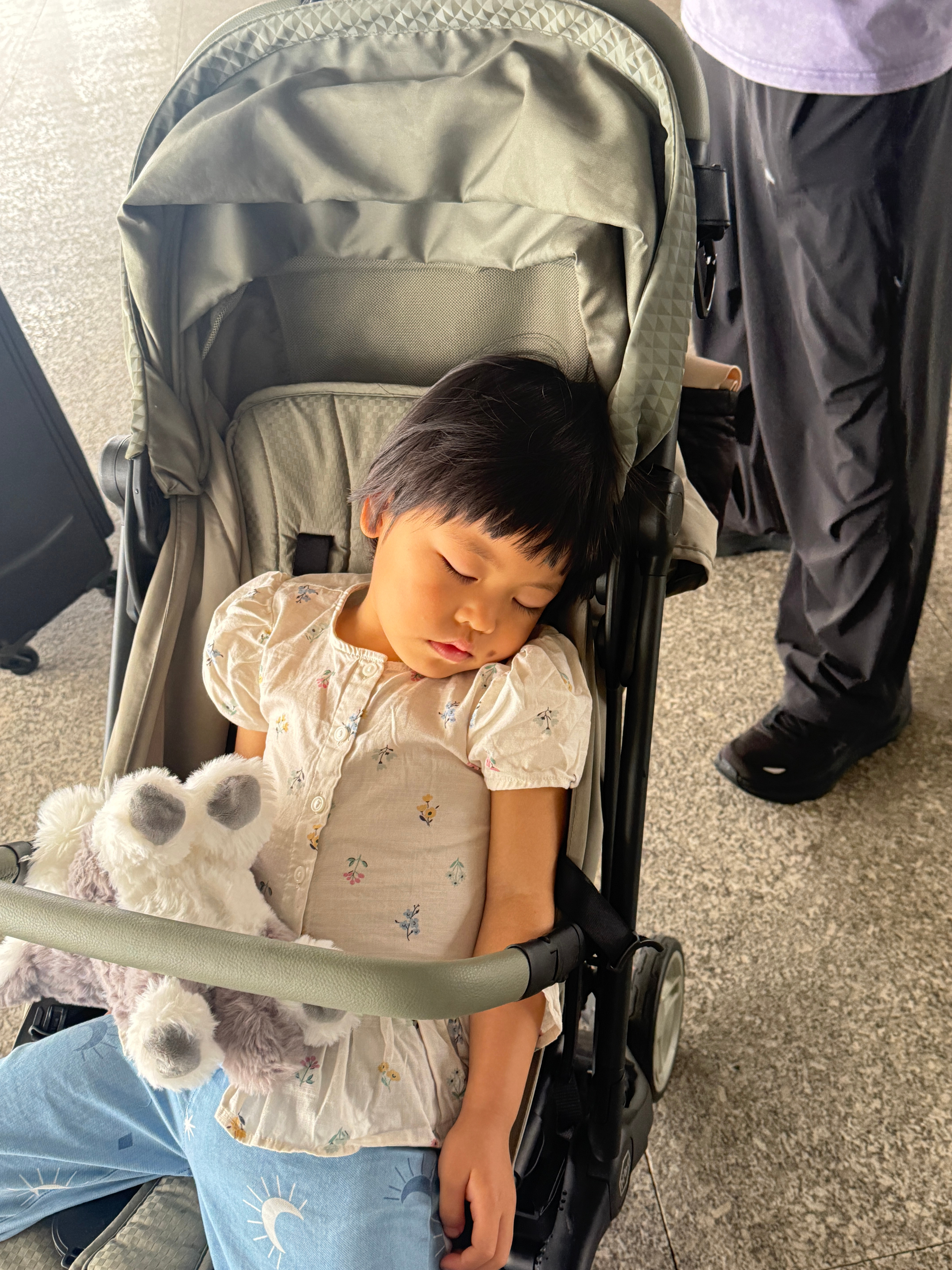 球宝睡着了我说椅背别放了我，就让她坐着睡，待会儿上车能睡更久旅蛙：我跟你想的一模