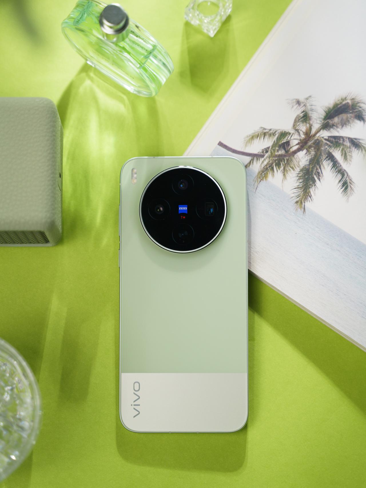属于夏日的治愈系手机配色，vivo X300s胶片绿完美诠释。

胶片绿自带低饱