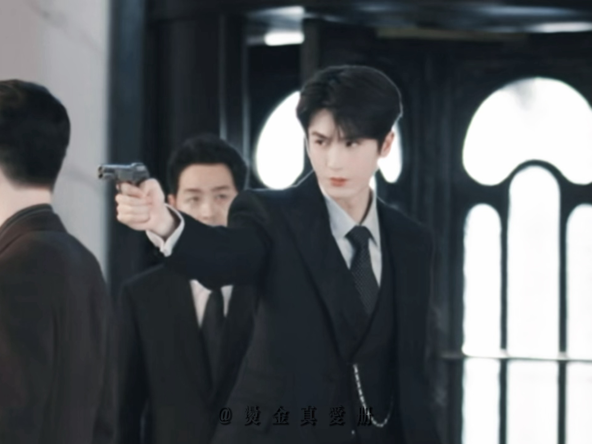 全力感受这个二少镜头。。这一秒过火