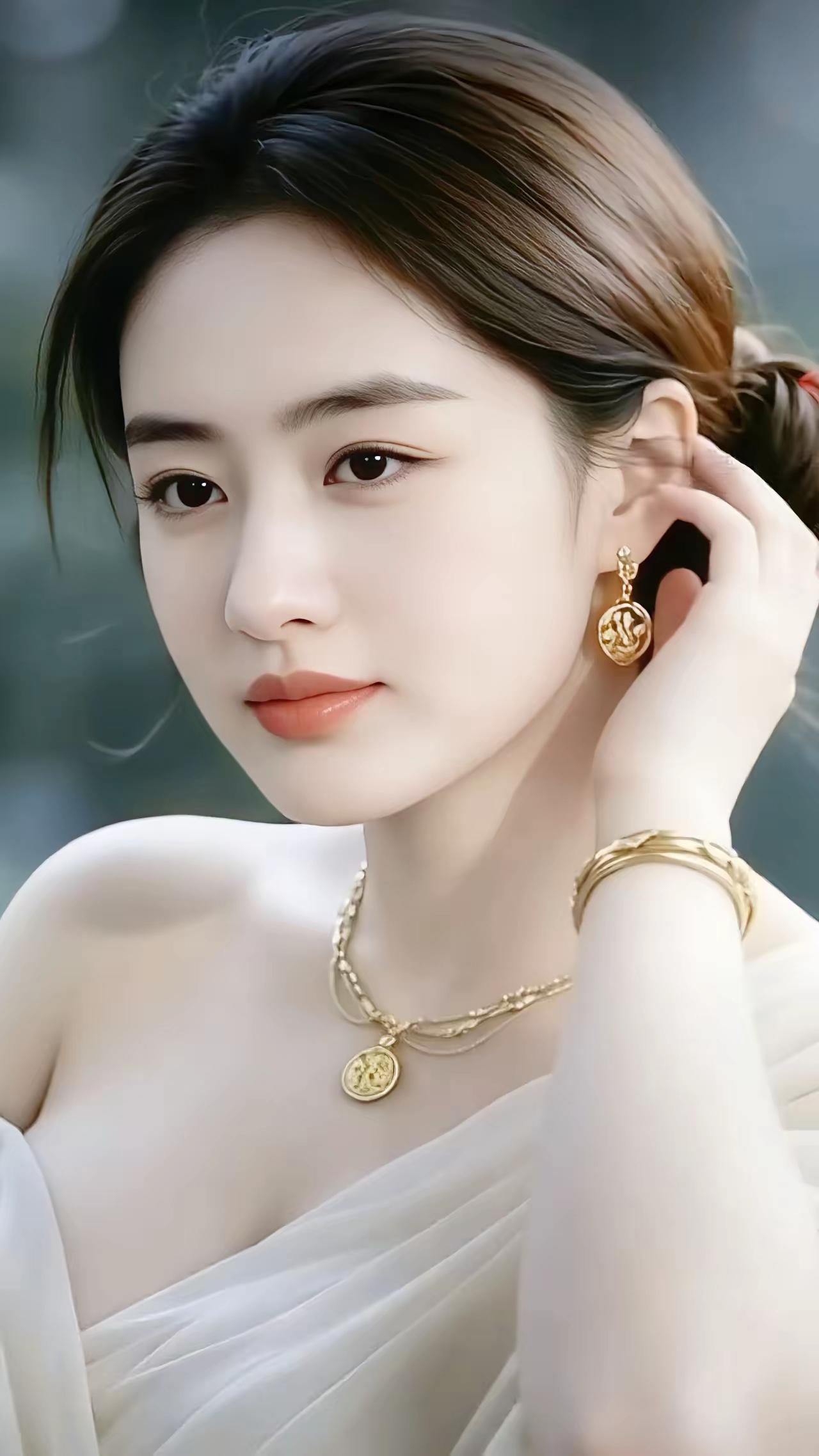 金色的首饰，好精致啊。