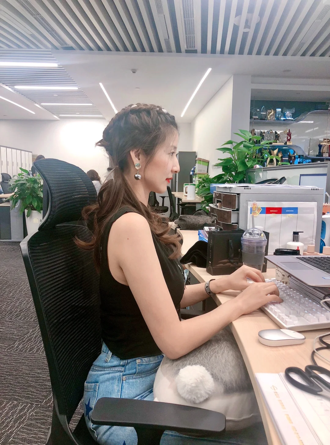 办公室久坐不驼背的诀窍：想像你长了条尾巴