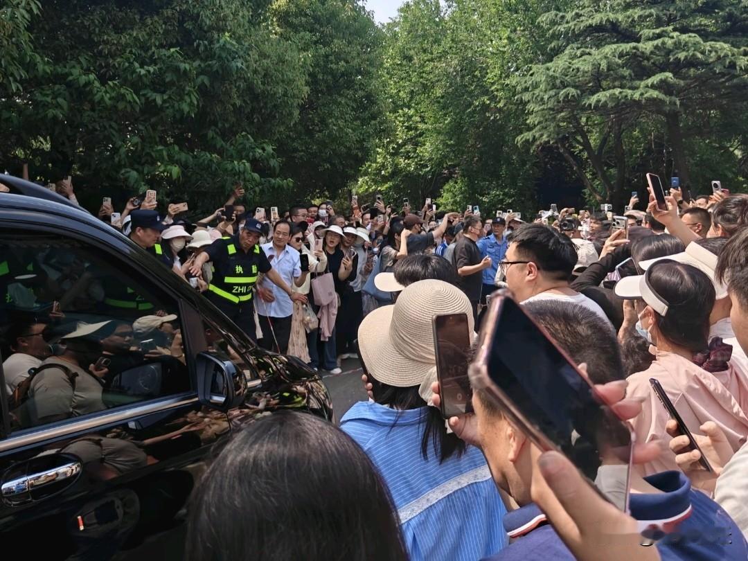 今日，虞姬扮演者李依晓老师现身沭阳南湖公园，刹那间点燃了现场的热烈氛围。大批沭阳