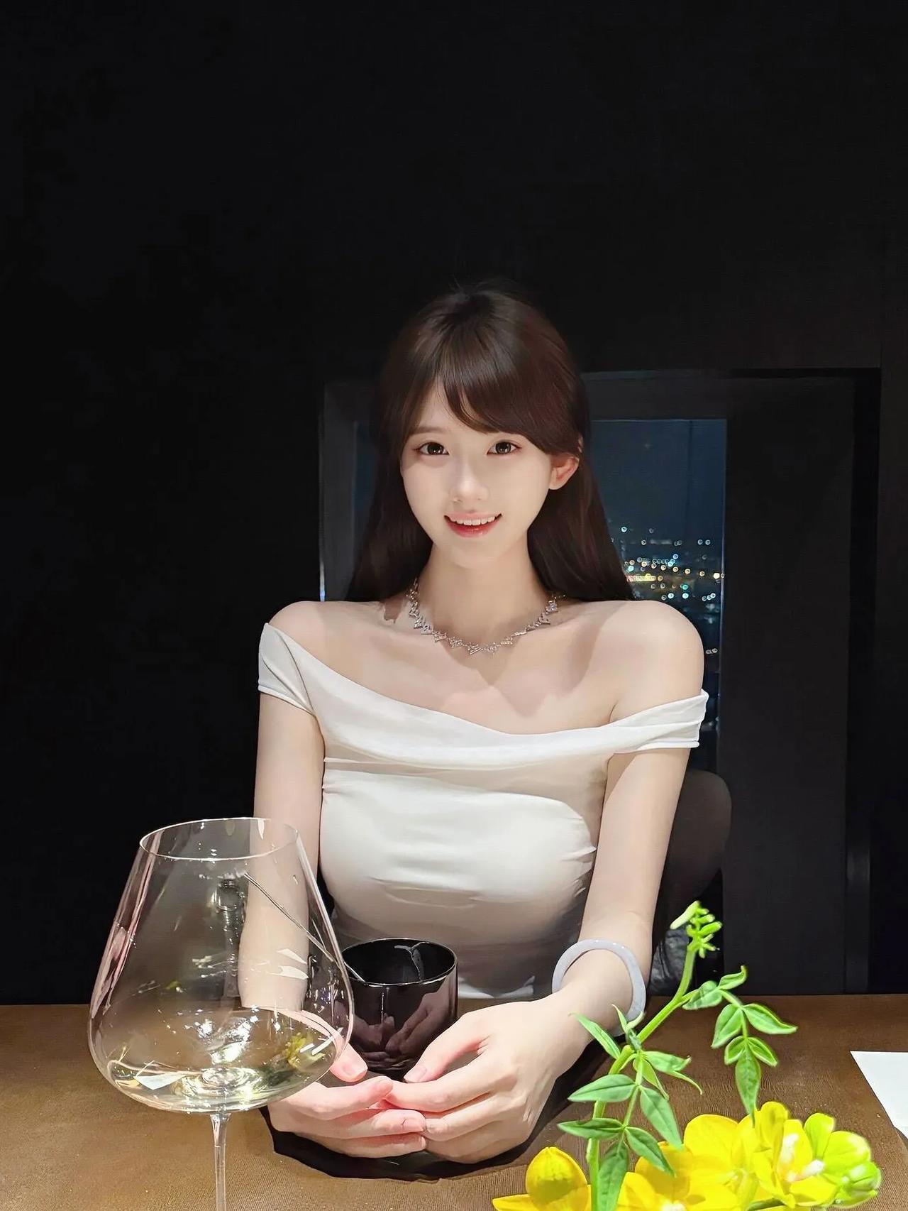 上联：华灯映夜，白裙衬得佳人雅
下联：美馔陪杯，清酒添来逸兴长
对联 对对联飞花