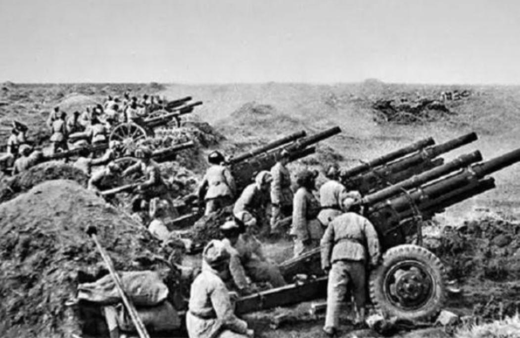 1949年，解放军遭马家军包围，眼看就要全军覆没！彭老总情急之下，大喊：“炮轰穿